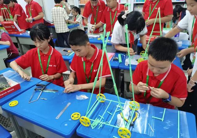 里满是自信